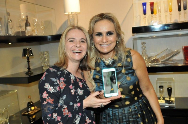 PATRICIA_WANCELOTTI_E_MYRNA_PORCARO_EM_CONFERENCIA_COM_RITA_BONTEMPO_PELO_CELULAR